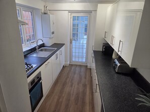 Fridge, microwave, oven, stovetop - Spacious, clean & comfy 3 bed semi-detached house, (Reading)
