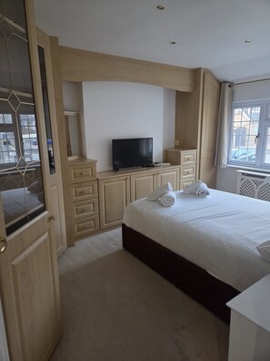 3 bedrooms, iron/ironing board, WiFi, bed sheets - Spacious, clean & comfy 3 bed semi-detached house, (Reading)