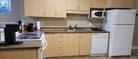 Réfrigérateur, micro-ondes, four, plaque de cuisson