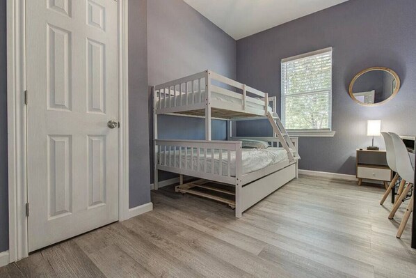 デスク、アイロン / アイロン台、WiFi、ベッドシーツ