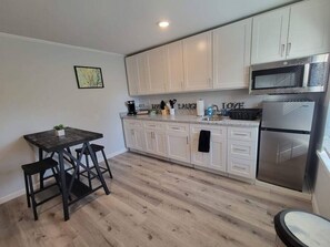 Mikrobølgeovn, kogeplade, kaffe-/temaskine