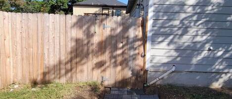 المنطقة المحيطة بالمنشأة