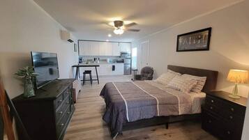 1 slaapkamer, een strijkplank/strijkijzer, gratis wifi, beddengoed