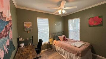 3 slaapkamers, een bureau, een strijkplank/strijkijzer, gratis wifi