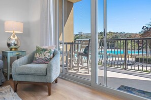 TV - Beach Resort 213 Perfect Pool View. Convenient Access (Miramar Beach)