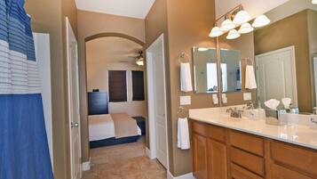 3 bedrooms, desk, iron/ironing board, WiFi