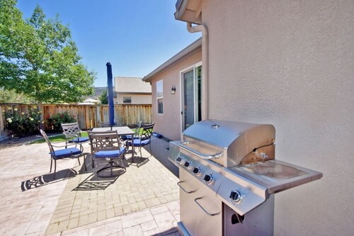 4BR, 20 min to Lake Tahoe & Reno, King Bed, Garage