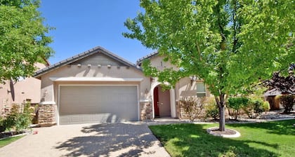 Tahoe / Reno 4BR Home with King Suite, Full Kitchen, 2-car garage, backyard