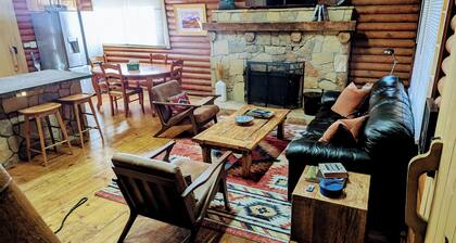 Rustic log cabin offering modern conveniences - Pet friendly