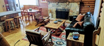 Rustic log cabin offering modern conveniences - Pet friendly