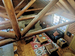 Smart TV, chimenea y libros