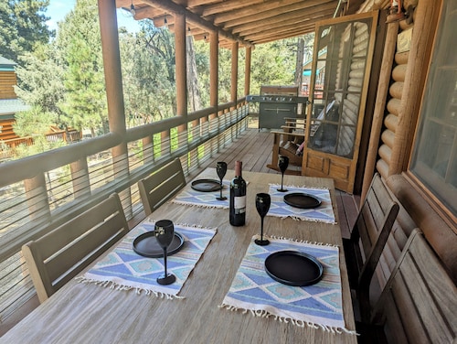  Rustic log cabin offering modern conveniences - Pet friendly