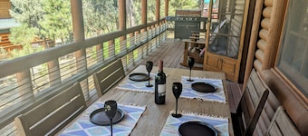 Rustic log cabin offering modern conveniences - Pet friendly