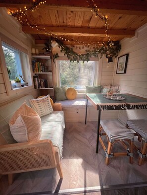 Smart TV, DVD player, books, music library - Micro house with spa, trails and wild river! (Saint-Alexis-des-Monts)