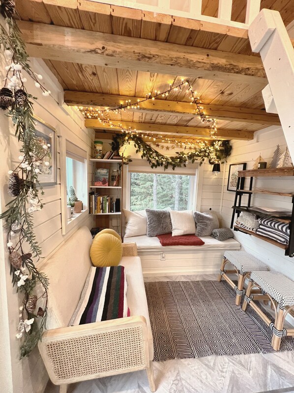 TV connectée, lecteur de DVD, livres, médiathèque