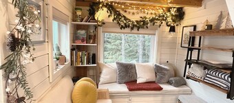 Micro house with spa, trails and wild river!