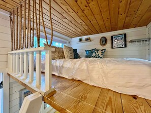 2 bedrooms, free WiFi, bed sheets - Micro house with spa, trails and wild river! (Saint-Alexis-des-Monts)