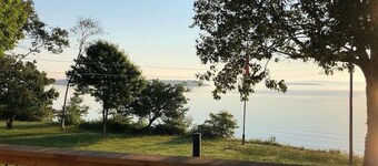 Bungalow on The Bay 3 Bedrooms 2 Bathroom. Sleeps 8