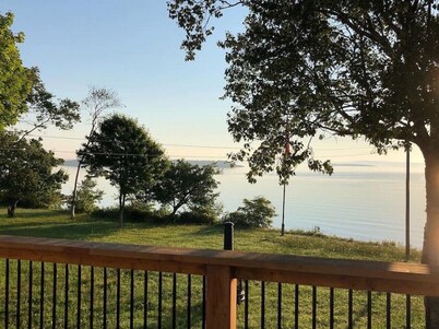 Bungalow on The Bay 3 Bedrooms 2 Bathroom. Sleeps 8