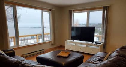Bungalow on The Bay 3 Bedrooms 2 Bathroom. Sleeps 8