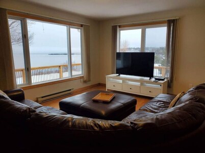 Bungalow on The Bay 3 Bedrooms 2 Bathroom. Sleeps 8