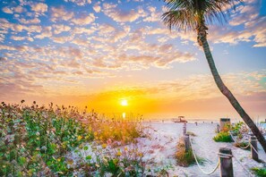 Sun loungers, beach towels - Florida Style Villa by the Water with heated Pool, Dock, Gulf access! Kayaks! (Matlacha)