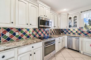 Kühlschrank, Mikrowelle, Ofen, Geschirrspüler