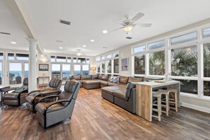 TV, caminetto, libri