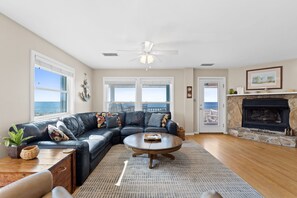 Smart-tv, eldstad, dvd-spelare och böcker