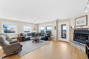 Smart TV, DVD player, books, stereo - Sea Vous Play, Beachfront, Private Pool, Pet Friendly, 3 Bedrooms (St. George Island)