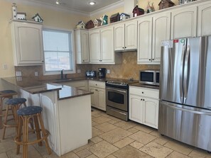 Geladeira, micro-ondas, fogão, lava-louças