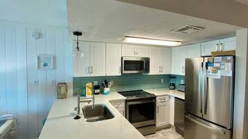 Refrigerador, microondas, horno y lavavajillas