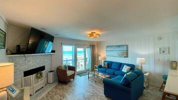 Smart TV, chimenea y libros