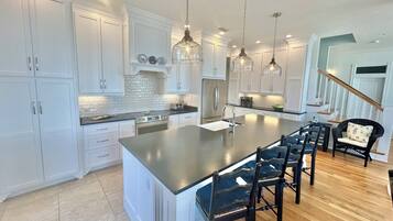 Refrigerador, microondas, horno y lavavajillas