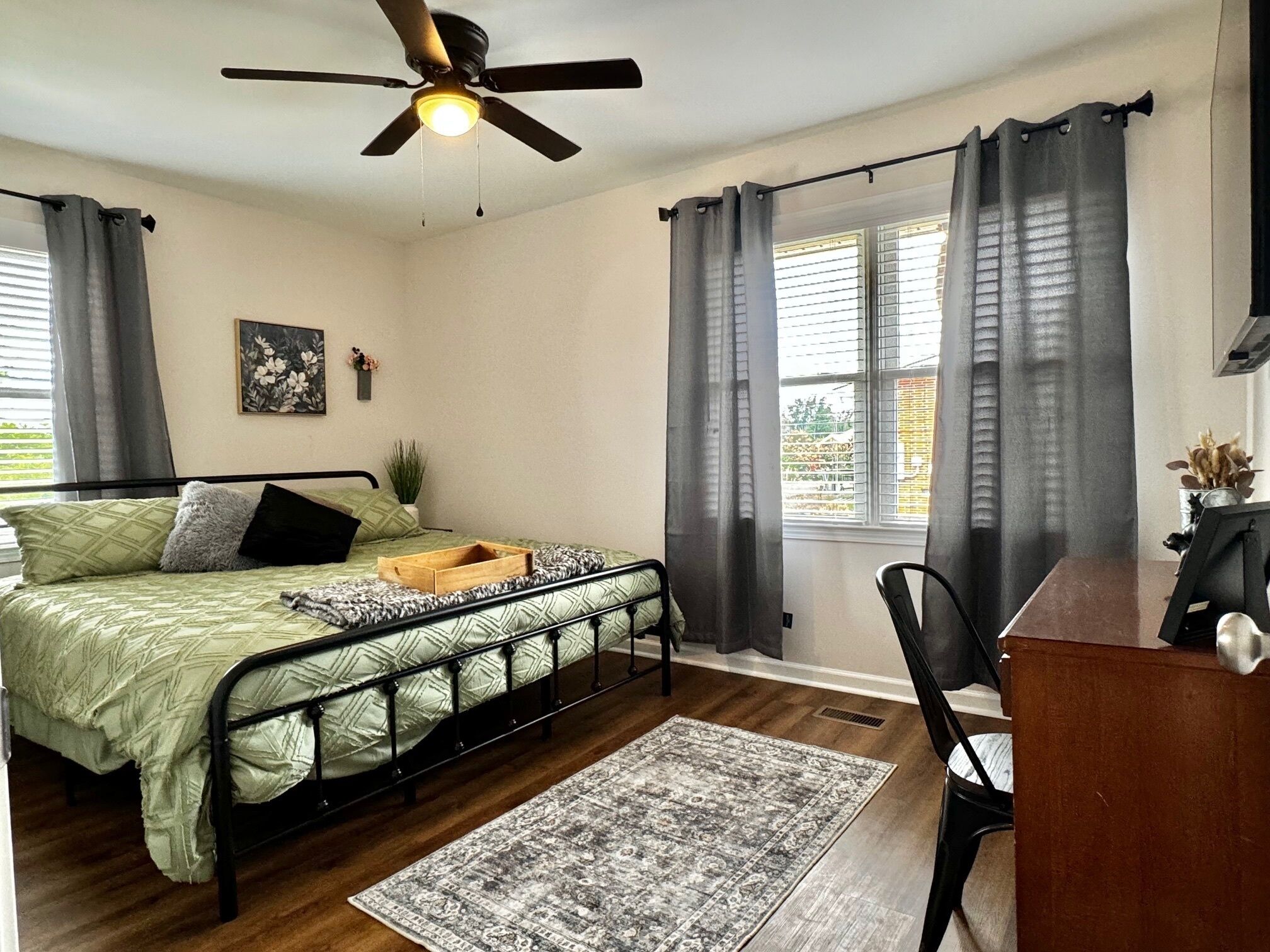 3 bedrooms, desk, iron/ironing board, free WiFi