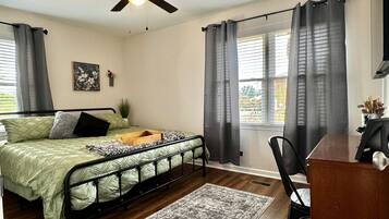 3 bedrooms, desk, iron/ironing board, free WiFi