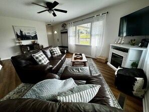 スマートテレビ、暖炉、テーブルサッカー台、書庫