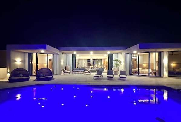 Una piscina al aire libre, una piscina climatizada