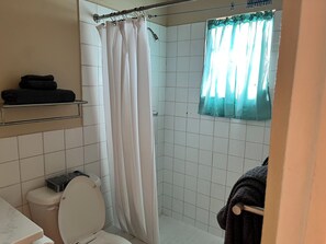 Dusj, hårføner, håndklær og såpe