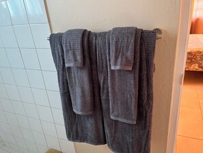 Dusche, Haartrockner, Handtücher, Seife