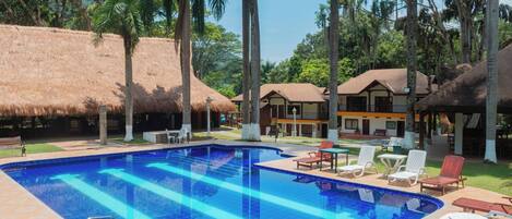 Una piscina al aire libre, sombrillas