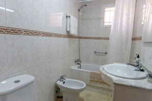 Séchoir à cheveux, bidet, serviettes fournies