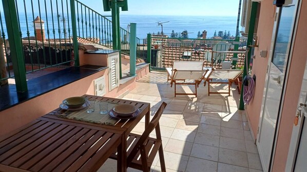 Outdoor dining - Meiamù - La Voce del Mare Nel Centro Storico con Grande Terrazza Panoramica (Bordighera)