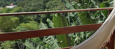 Chambre Standard avec lits jumeaux, vue jardin | Espace de travail pour ordinateur portable, fer et planche à repasser