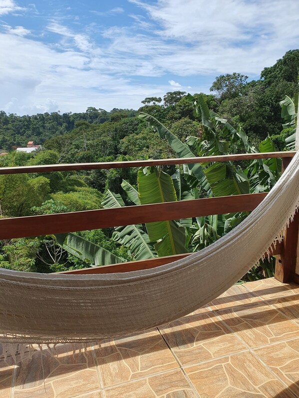 Quarto duplo standard, vista para o jardim | Espaço de trabalho para notebook, ferros/tábuas de passar roupa