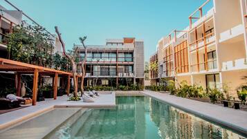 Outdoor pool, a heated pool