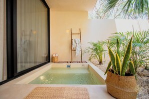 Deluxe-Apartment, eigener Pool, Gartenblick | Eigener Pool