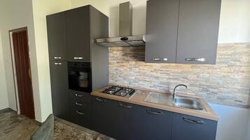 Kühlschrank, Ofen, Herdplatte, Wasserkocher mit Kaffee-/Teezubehör