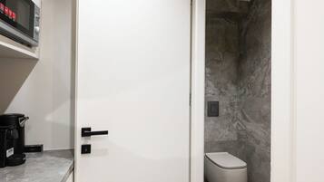 Fridge, microwave, stovetop