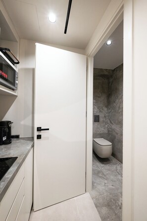 Jääkaappi, mikroaaltouuni, liesi